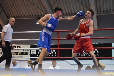 Rom&acirc;nii, trei victorii spectaculoase la Europeanul Under 22 de la Tg. Jiu. Campionul continental Robert Jitaru a &icirc;nceput cursa de apărare a titlului. De miercuri se boxează cu medalia pe masă